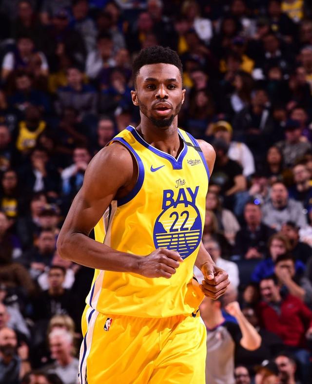 科比吊牌引热议，建议增设二维码防退货（科比吊牌惹争议，呼吁加印二维码防止退货）