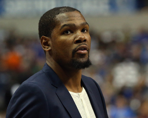 贝蒂斯进球后安东尼在包厢内庆祝，遭塞维球迷辱骂、扔杂物（贝蒂斯破门后，安东尼包厢内庆祝遭塞维球迷辱骂并遭杂物投掷）