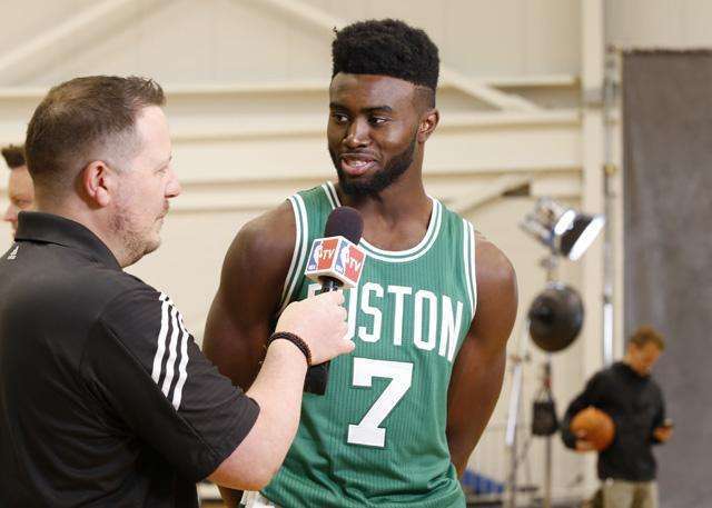 庆祝苏超夺冠，泰州市委书记与泰州队球员合唱《歌唱祖国》（为庆祝苏超夺冠，泰州市委书记携泰州队球员同唱《歌唱祖国）