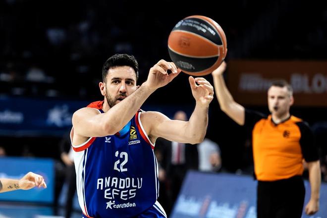 都体：尤文要求斯帕莱蒂遵守正装规定，比赛时不可以穿运动服（都体：尤文要求斯帕莱蒂比赛期间着正装，禁穿运动服）